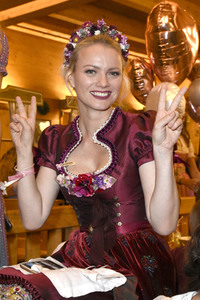 Madlwiesn im Schützen-Festzelt auf dem Oktoberfest 2018 in München