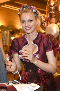 Madlwiesn im Schützen-Festzelt auf dem Oktoberfest 2018 in München