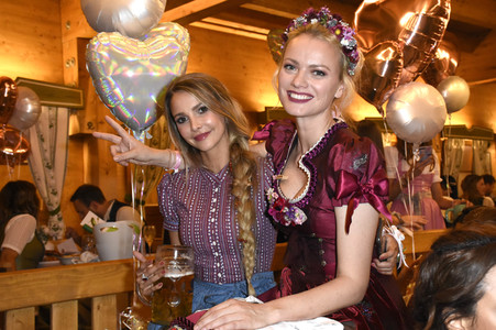 Madlwiesn im Schützen-Festzelt auf dem Oktoberfest 2018 in München