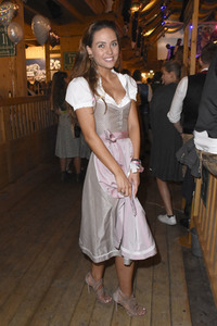 Madlwiesn im Schützen-Festzelt auf dem Oktoberfest 2018 in München