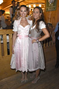 Madlwiesn im Schützen-Festzelt auf dem Oktoberfest 2018 in München