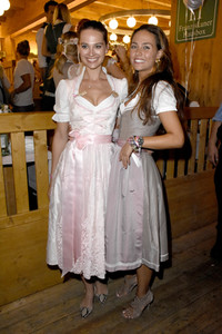 Madlwiesn im Schützen-Festzelt auf dem Oktoberfest 2018 in München