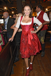 Red Damen Wiesn im Festzelt Zur Bratwurst auf dem Oktoberfest 2018 in München