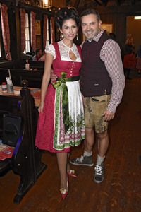 Red Damen Wiesn im Festzelt Zur Bratwurst auf dem Oktoberfest 2018 in München