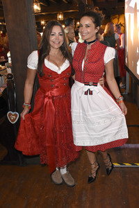 Red Damen Wiesn im Festzelt Zur Bratwurst auf dem Oktoberfest 2018 in München