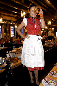 Red Damen Wiesn im Festzelt Zur Bratwurst auf dem Oktoberfest 2018 in München