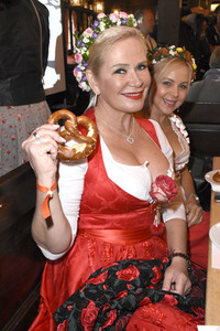 Red Damen Wiesn im Festzelt Zur Bratwurst auf dem Oktoberfest 2018 in München