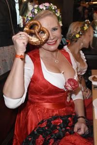 Red Damen Wiesn im Festzelt Zur Bratwurst auf dem Oktoberfest 2018 in München