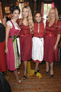 Red Damen Wiesn im Festzelt Zur Bratwurst auf dem Oktoberfest 2018 in München
