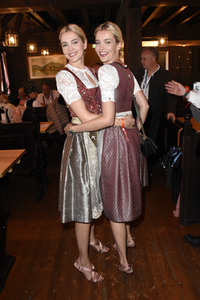 Red Damen Wiesn im Festzelt Zur Bratwurst auf dem Oktoberfest 2018 in München