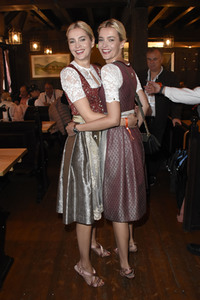 Red Damen Wiesn im Festzelt Zur Bratwurst auf dem Oktoberfest 2018 in München