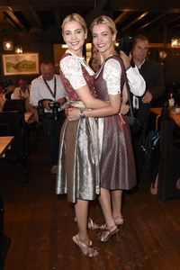 Red Damen Wiesn im Festzelt Zur Bratwurst auf dem Oktoberfest 2018 in München