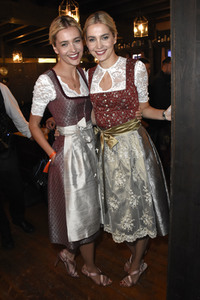 Red Damen Wiesn im Festzelt Zur Bratwurst auf dem Oktoberfest 2018 in München