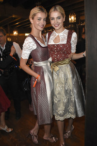 Red Damen Wiesn im Festzelt Zur Bratwurst auf dem Oktoberfest 2018 in München