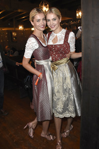 Red Damen Wiesn im Festzelt Zur Bratwurst auf dem Oktoberfest 2018 in München