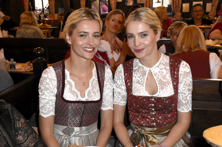 Red Damen Wiesn im Festzelt Zur Bratwurst auf dem Oktoberfest 2018 in München