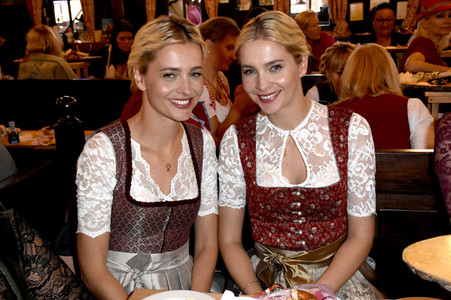 Red Damen Wiesn im Festzelt Zur Bratwurst auf dem Oktoberfest 2018 in München