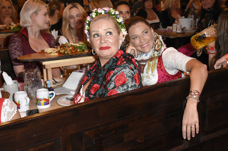 Red Damen Wiesn im Festzelt Zur Bratwurst auf dem Oktoberfest 2018 in München