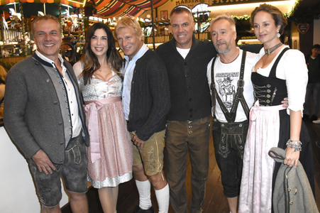 Welt der Wunder Wiesn Treff im Marstall Festzelt auf dem Oktoberfest 2018 in München