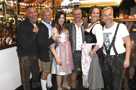 Welt der Wunder Wiesn Treff im Marstall Festzelt auf dem Oktoberfest 2018 in München
