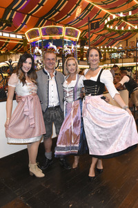 Welt der Wunder Wiesn Treff im Marstall Festzelt auf dem Oktoberfest 2018 in München