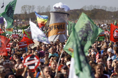 Großdemo 'Wald retten - Kohle stoppen' am Hambacher Wald