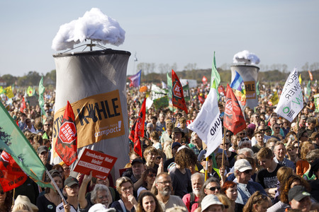 Großdemo 'Wald retten - Kohle stoppen' am Hambacher Wald