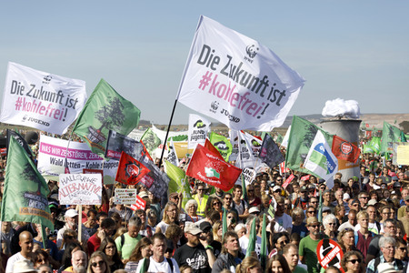 Großdemo 'Wald retten - Kohle stoppen' am Hambacher Wald