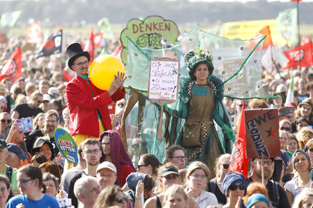 Großdemo 'Wald retten - Kohle stoppen' am Hambacher Wald