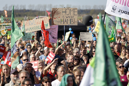 Großdemo 'Wald retten - Kohle stoppen' am Hambacher Wald