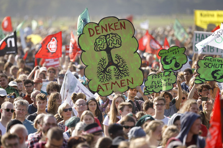 Großdemo 'Wald retten - Kohle stoppen' am Hambacher Wald