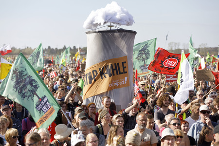 Großdemo 'Wald retten - Kohle stoppen' am Hambacher Wald