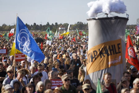 Großdemo 'Wald retten - Kohle stoppen' am Hambacher Wald