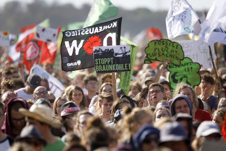 Großdemo 'Wald retten - Kohle stoppen' am Hambacher Wald