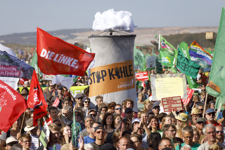 Großdemo 'Wald retten - Kohle stoppen' am Hambacher Wald