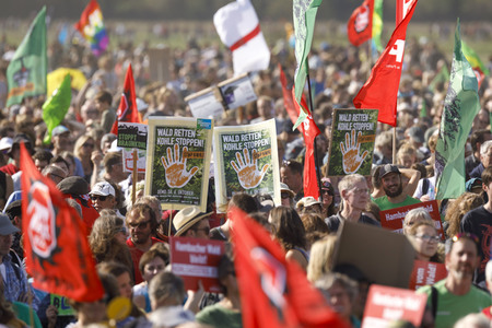 Großdemo 'Wald retten - Kohle stoppen' am Hambacher Wald