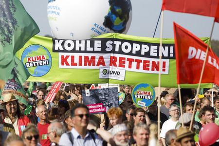 Großdemo 'Wald retten - Kohle stoppen' am Hambacher Wald