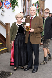 FC Bayern München Wiesnbesuch in Käfers Wiesn-Schänke auf dem Oktoberfest 2018 in München