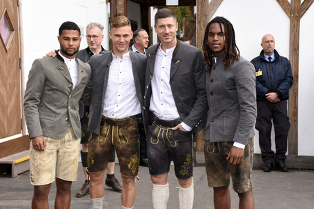 FC Bayern München Wiesnbesuch in Käfers Wiesn-Schänke auf dem Oktoberfest 2018 in München