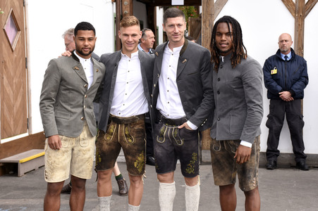 FC Bayern München Wiesnbesuch in Käfers Wiesn-Schänke auf dem Oktoberfest 2018 in München