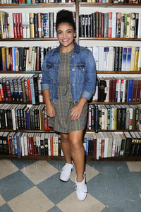 Autogrammstunde mit Laurie Hernandez in Huntington