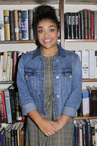 Autogrammstunde mit Laurie Hernandez in Huntington