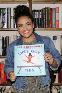 Autogrammstunde mit Laurie Hernandez in Huntington