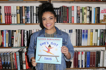 Autogrammstunde mit Laurie Hernandez in Huntington