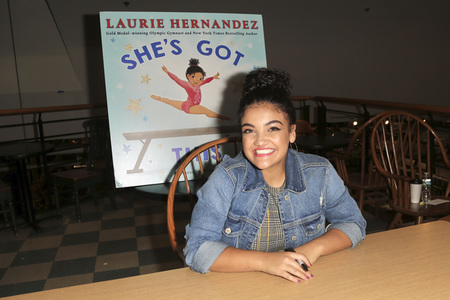 Autogrammstunde mit Laurie Hernandez in Huntington