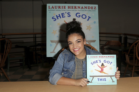 Autogrammstunde mit Laurie Hernandez in Huntington