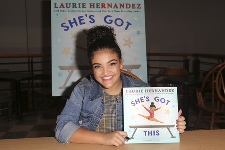 Autogrammstunde mit Laurie Hernandez in Huntington