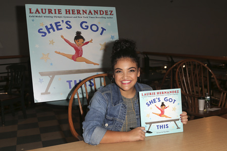 Autogrammstunde mit Laurie Hernandez in Huntington