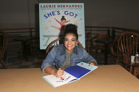 Autogrammstunde mit Laurie Hernandez in Huntington