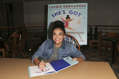Autogrammstunde mit Laurie Hernandez in Huntington